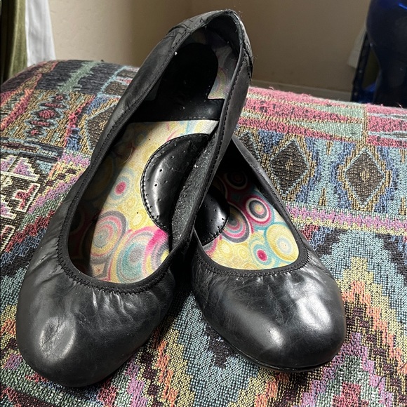 Born Black Women's Leather Flats - Picture 1 of 3